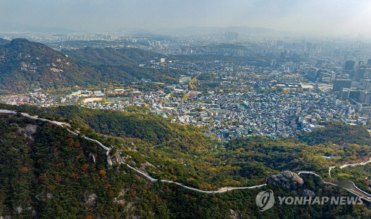 완연한 가을 날씨를 보인 지난 2일 오후 서울 인왕산 일대가 단풍으로 물들어 있다. 연합뉴스